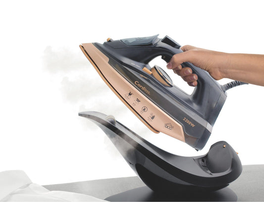 DCG Ferro da Stiro Cordless Senza Fili con Base Ricarica 2200W Piastra Antiaderente Stiratura Vapore Rapido